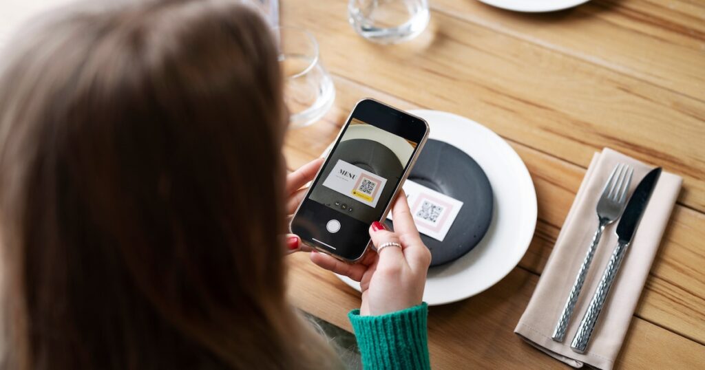 Controverse în restaurantul Ibiza: o taxă de serviciu în cont generează indignare între mese Experiența a două femei la o cină scumpă a arătat importanța cunoașterii conceptelor facturate