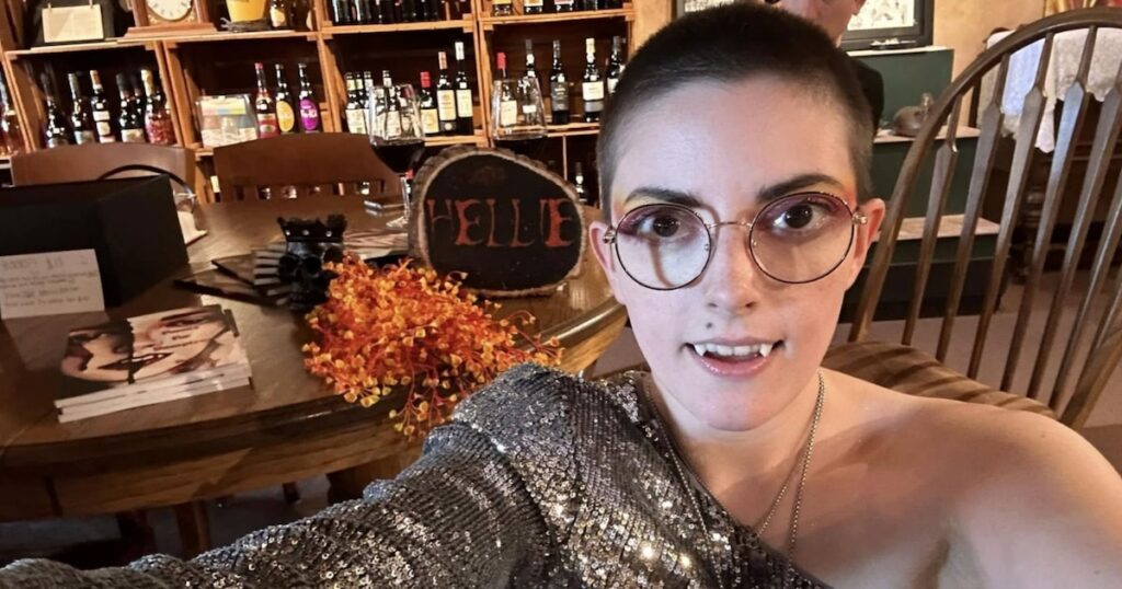 El se identifică ca un vampir: „Nu beau sânge, dar sug energia oamenilor” O tânără din Rhode Island contestă miturile vampirismului și se confruntă cu prejudecăți pentru identitatea ei. Istoria sa amestecă spiritualitatea, descoperirea de sine și căutarea acceptării