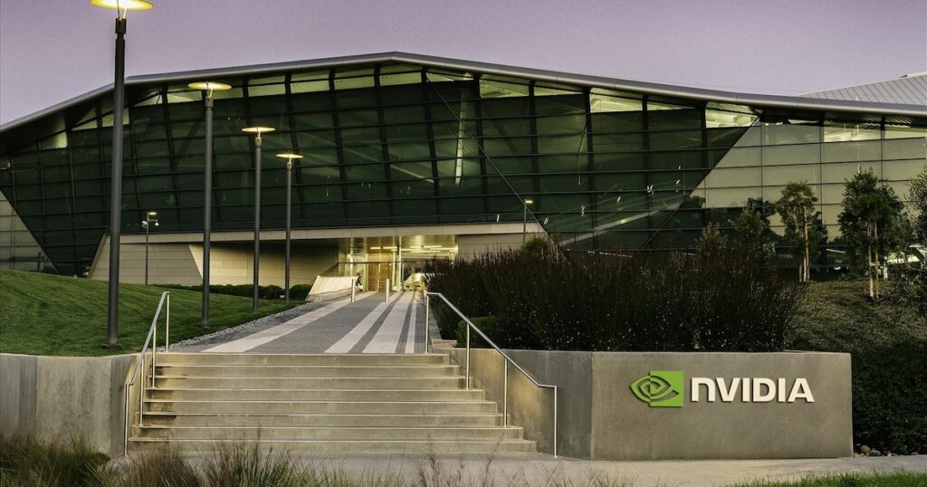 NVIDIA oferă venituri record promovate de cererea de jetoane de inteligență artificială, compania estimează venituri de 54.000 de milioane de dolari pentru al treilea trimestru fiscal, susținut de furnizorii mari de servicii cloud, în timp ce restricțiile americane și politica de substituție tehnologică chineză marchează volatilitatea pieței de piață