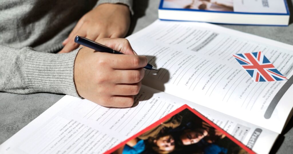 Reacția unui profesor de engleză la consultarea unui student care a dorit să -și prezinte jobul de master final în spaniolă, o consultare a generat descărcarea unui profesor în Tiktok și a deschis o dezbatere despre cerințele academice în programele lingvistice