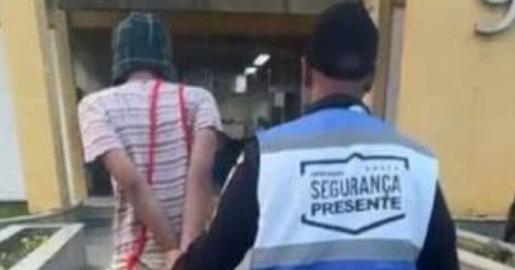 Scena neașteptată a unui fan al El Chavo del 8, în timp ce a fost arestat în Brazilia pentru purtarea de marijuanaun un bărbat de 24 de ani, îmbrăcat ca personaj popular al lui Roberto Gómez Bolaños surprins de performanța sa când a fost transferat la secția de poliție