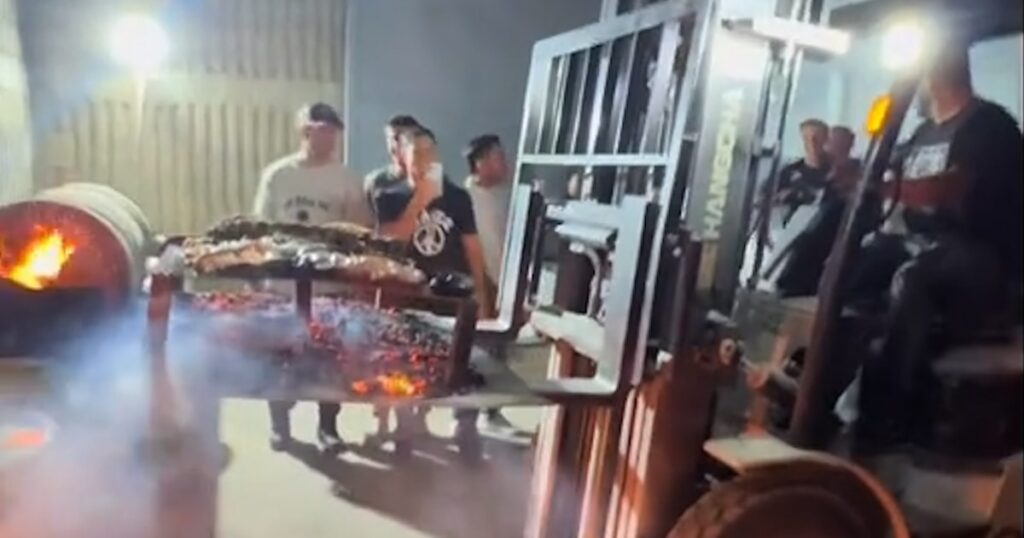 Un grup de Cordoba nu a demisionat că ploaia a stricat friptura și a luat o decizie care a luat o decizie rapidă și o manevră neobișnuită a capturat atenția utilizatorilor, provocând laude și reflecții asupra identității și apartenenței