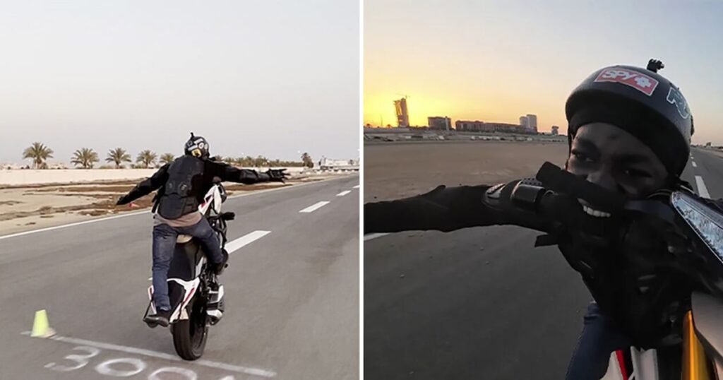 Un motociclist a făcut o roată care ținea motocicleta cu gura și surprinsă în rețele, pilotul profesionist a executat o manevră fără precedent și a fost înregistrată de Guinness World Records