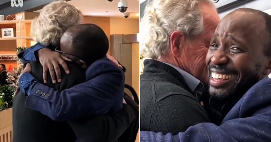 Un om de știință din Uganda a întâlnit familia australiană pentru a -l sponsoriza când era copil și întâlnirea emoționată în luna redescoperită, i -au trimis fonduri care i -au permis să acceseze educație, controale medicale și alimente în centrele de dezvoltare a copiilor organizației
