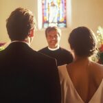 Ea a spus că a fost „dezinvitată” la două nunți din cauza comportamentului ei la petrecerea burlacilor, iar videoclipul a surprins rețelele. O poveste plină de mister și glume a aprins curiozitatea a milioane de oameni. Reacția prietenilor ei, tăcerea ulterioară și autoevaluarea care i-au schimbat perspectiva