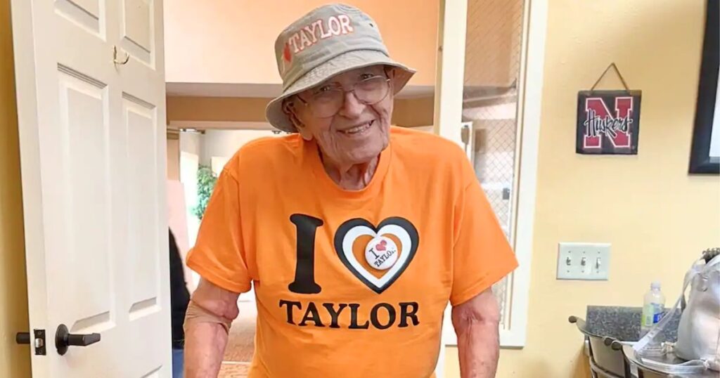 Un bărbat în vârstă de 95 de ani conduce un club de fani Taylor Swift de la un acasă de îngrijire medicală Uryasz Jr. conduce clubul care reunește un grup de 100 de rezidenți în Remington Heights, Nebraska, unde împărtășesc muzică, dans și activități inspirate de cântăreț în timp ce așteaptă o vizită specială