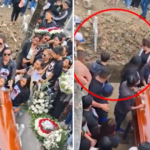 Un livrător a adus flori la o înmormântare, s-a împiedicat în fața cutiei și totul s-a terminat în cel mai rău mod. Secvența neașteptată, înregistrată de o tânără, a transformat o ceremonie solemnă într-un fenomen digital plin de comentarii creative.